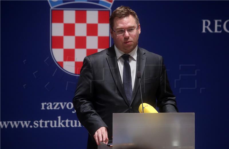 Ministar Marko Pavić uručio devet ugovora za projekt "Razvoj e-usluga"