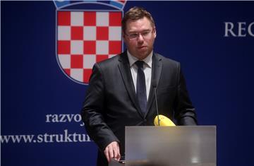 Ministar Marko Pavić uručio devet ugovora za projekt "Razvoj e-usluga"