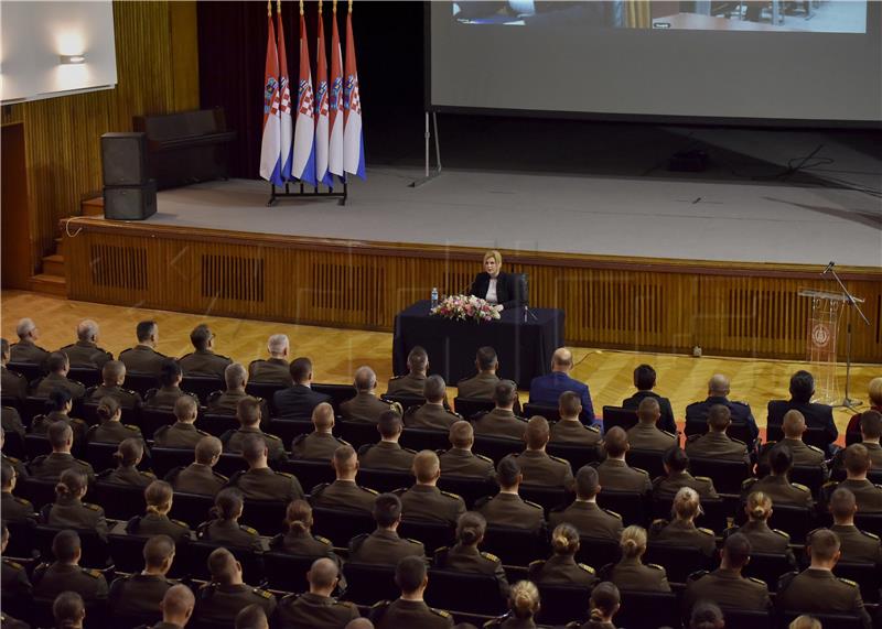 Predsjednica Republike i vrhovna zapovjednica OSRH održala predavanje kadetima HVU