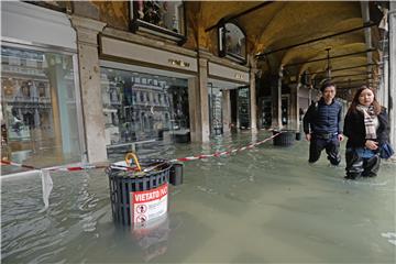 Venecija se priprema za novi plimni val