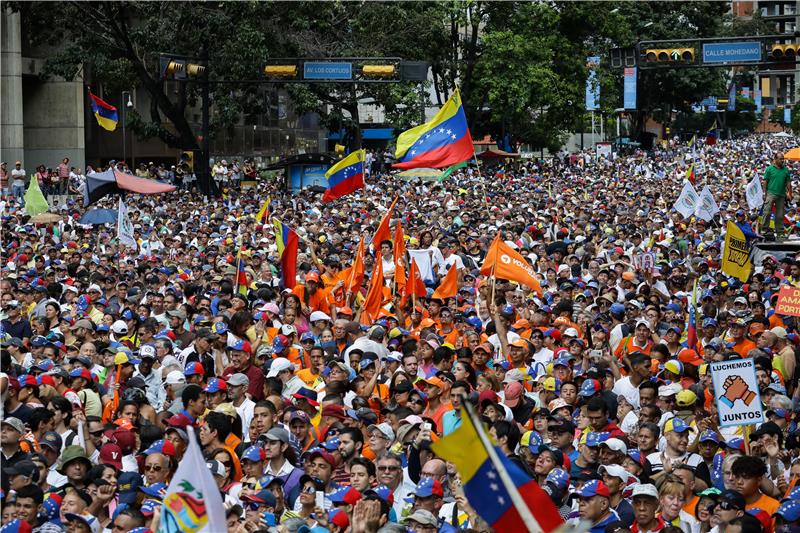 Guaido mobilizirao više tisuća prosvjednika protiv Madura