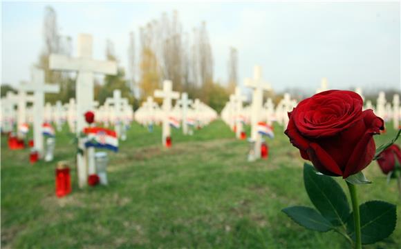 Vukovar: Na grobove branitelja na Memorijalnom groblju položene ruže i upaljeni lampioni