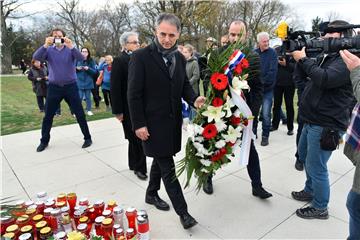 Izaslanstvo SNV-a, udruženja porodica "protiv zaborava", te manjinskih srpskih vijeća položilo vijence za stradale u ratu 1991.-1995.