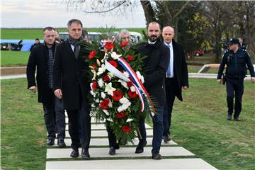 Izaslanstvo SNV-a, udruženja porodica "protiv zaborava", te manjinskih srpskih vijeća položilo vijence za stradale u ratu 1991.-1995.