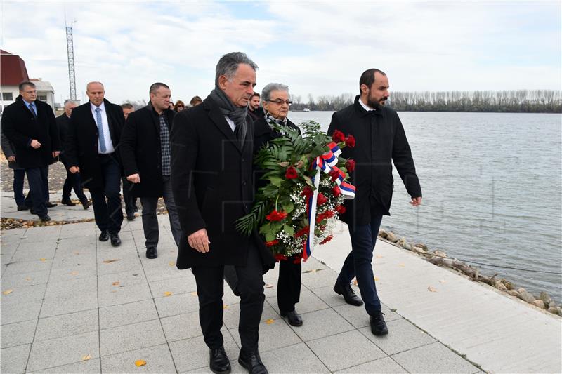 Izaslanstvo SNV-a, udruženja porodica "protiv zaborava", te manjinskih srpskih vijeća položilo vijence za stradale u ratu 1991.-1995.