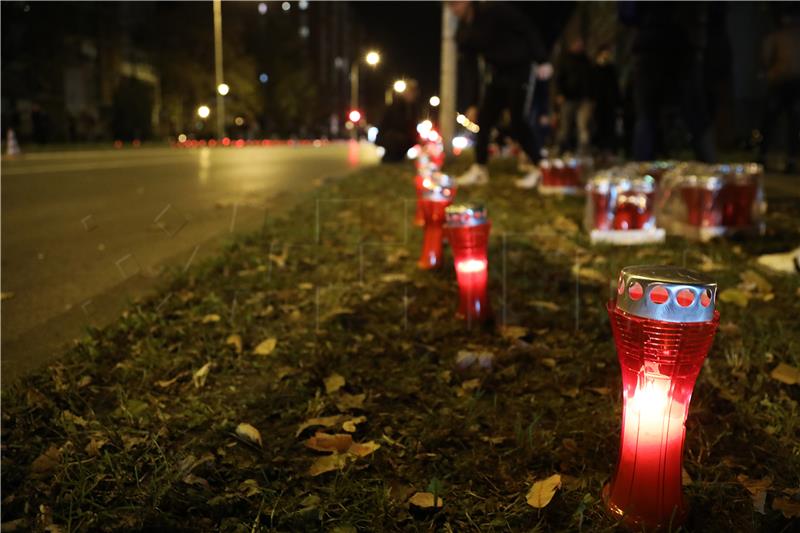 Osiječani u znak sjećanja na žrtvu Vukovara palili lampione