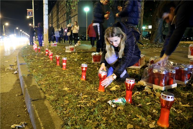 Osiječani u znak sjećanja na žrtvu Vukovara palili lampione