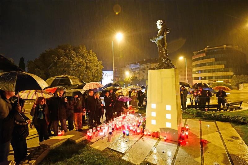 Paljenje svijeća ispred spomenika "I u mom gradu svijetli  Vukovar"