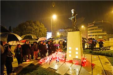 Paljenje svijeća ispred spomenika "I u mom gradu svijetli  Vukovar"