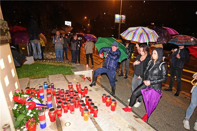 Paljenje svijeća ispred spomenika "I u mom gradu svijetli  Vukovar"