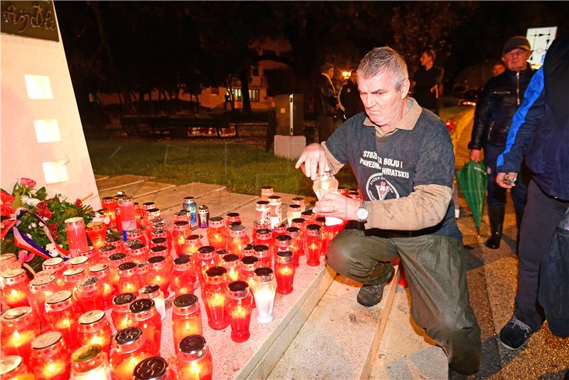 Paljenje svijeća ispred spomenika "I u mom gradu svijetli  Vukovar"