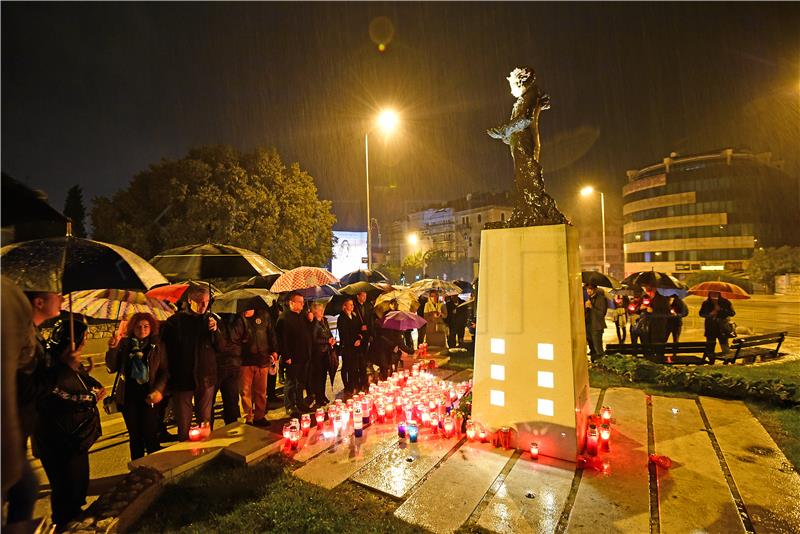 Paljenje svijeća ispred spomenika "I u mom gradu svijetli  Vukovar"