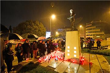 Paljenje svijeća ispred spomenika "I u mom gradu svijetli  Vukovar"