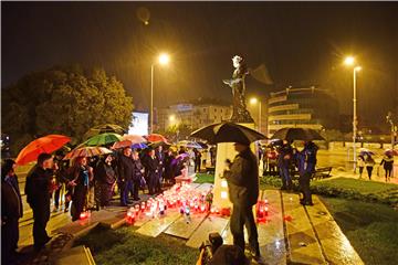 Paljenje svijeća ispred spomenika "I u mom gradu svijetli  Vukovar"