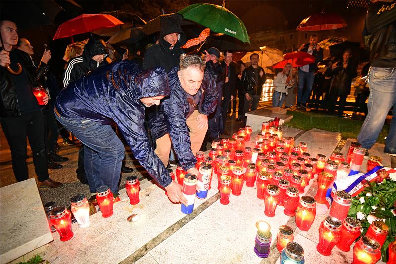 Paljenje svijeća ispred spomenika "I u mom gradu svijetli  Vukovar"