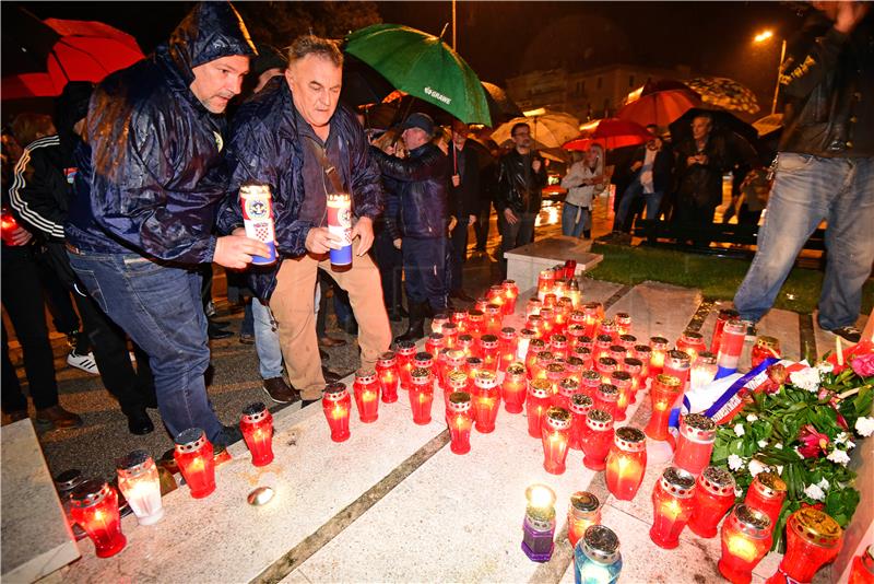 Paljenje svijeća ispred spomenika "I u mom gradu svijetli  Vukovar"