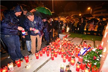 Paljenje svijeća ispred spomenika "I u mom gradu svijetli  Vukovar"