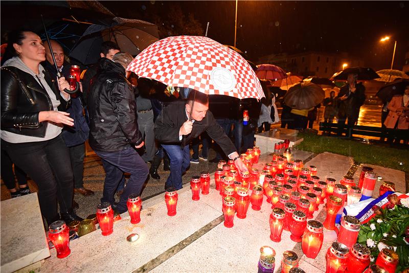 Paljenje svijeća ispred spomenika "I u mom gradu svijetli  Vukovar"