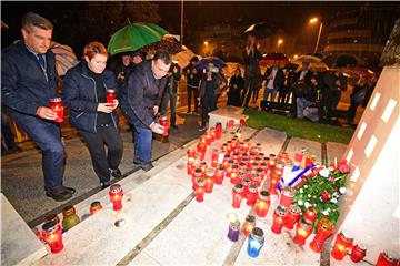 Paljenje svijeća ispred spomenika "I u mom gradu svijetli  Vukovar"