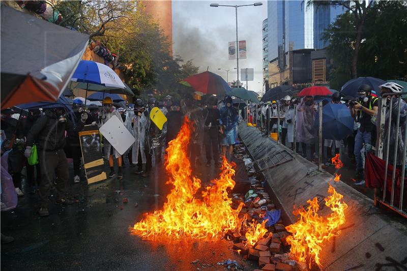 Hong Kong: policija naoružanim prosvjednicima prijeti pravim mecima