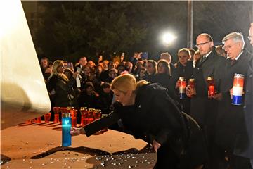 Paljenje svijeća i molitva u dvorištu Opće županijske bolnice Vukovar i bolnice hrvatskih veterana