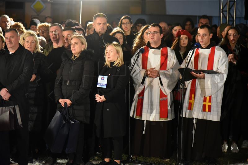 Paljenje svijeća i molitva u dvorištu Opće županijske bolnice Vukovar i bolnice hrvatskih veterana