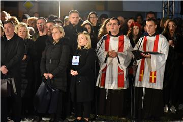 Paljenje svijeća i molitva u dvorištu Opće županijske bolnice Vukovar i bolnice hrvatskih veterana