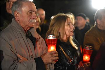 Paljenje svijeća i molitva u dvorištu Opće županijske bolnice Vukovar i bolnice hrvatskih veterana