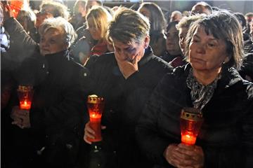 Paljenje svijeća i molitva u dvorištu Opće županijske bolnice Vukovar i bolnice hrvatskih veterana