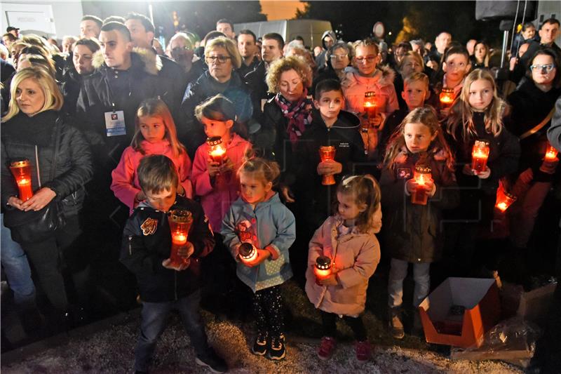 Paljenje svijeća i molitva u dvorištu Opće županijske bolnice Vukovar i bolnice hrvatskih veterana