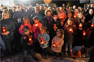 Paljenje svijeća i molitva u dvorištu Opće županijske bolnice Vukovar i bolnice hrvatskih veterana