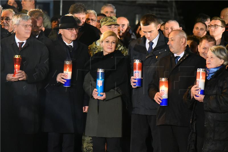 Paljenje svijeća i molitva u dvorištu Opće županijske bolnice Vukovar i bolnice hrvatskih veterana