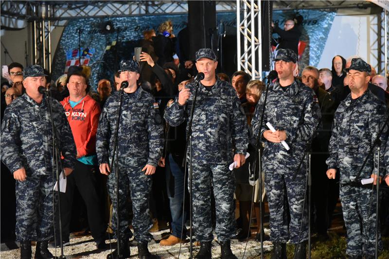 Paljenje svijeća i molitva u dvorištu Opće županijske bolnice Vukovar i bolnice hrvatskih veterana