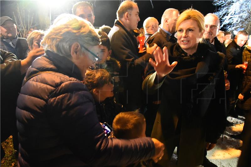 Paljenje svijeća i molitva u dvorištu Opće županijske bolnice Vukovar i bolnice hrvatskih veterana