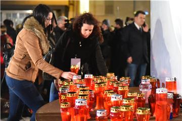 Paljenje svijeća i molitva u dvorištu Opće županijske bolnice Vukovar i bolnice hrvatskih veterana