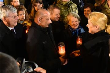 Paljenje svijeća i molitva u dvorištu Opće županijske bolnice Vukovar i bolnice hrvatskih veterana