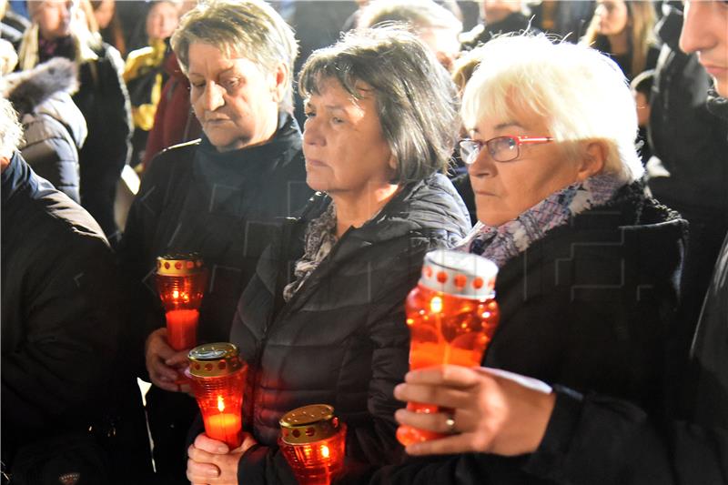 Paljenje svijeća i molitva u dvorištu Opće županijske bolnice Vukovar i bolnice hrvatskih veterana