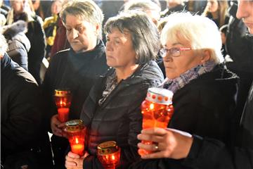 Paljenje svijeća i molitva u dvorištu Opće županijske bolnice Vukovar i bolnice hrvatskih veterana