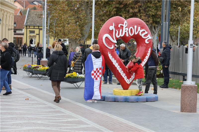 Vukovar: Hrvatska se prisjeća najbolnijih dana grada heroja