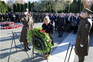 VUKOVAR: Državna i druga izaslanstva položila vijence i zapalila svijeće