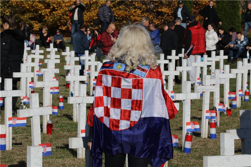 VUKOVAR: Državna i druga izaslanstva položila vijence i zapalila svijeće