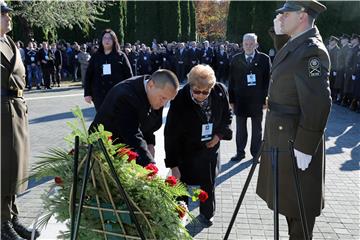 VUKOVAR: Državna i druga izaslanstva položila vijence i zapalila svijeće