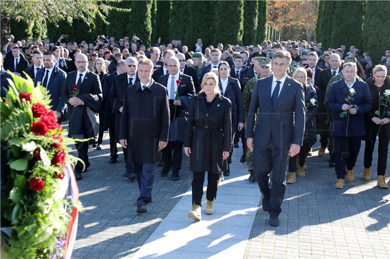 VUKOVAR: Državna i druga izaslanstva položila vijence i zapalila svijeće