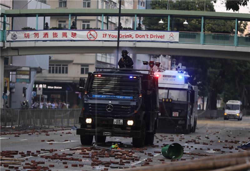 Hong Kong: Stotinu studenata još zabarikadirano na Politehničkom sveučilištu