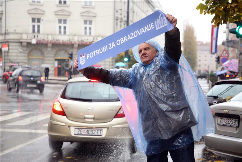 Akcija školskih sindikata "Potrubi za obrazovanje" ispred hotela Sheraton