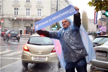 Akcija školskih sindikata "Potrubi za obrazovanje" ispred hotela Sheraton