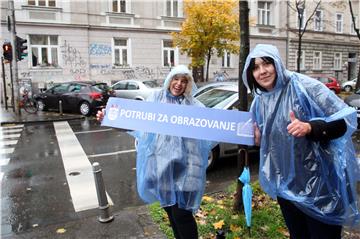 Akcija školskih sindikata "Potrubi za obrazovanje" ispred hotela Sheraton