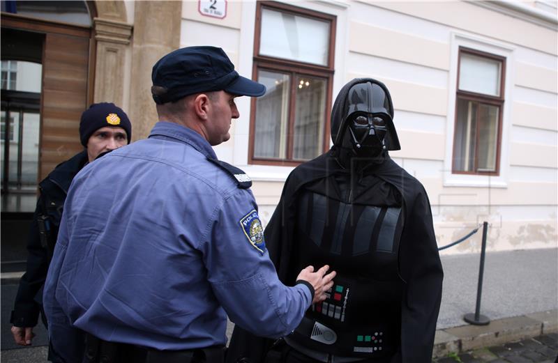 Greenpeace i Zelena Akcija uz pomoć Darth Vadera ispred Vlade RH