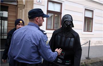 Greenpeace i Zelena Akcija uz pomoć Darth Vadera ispred Vlade RH