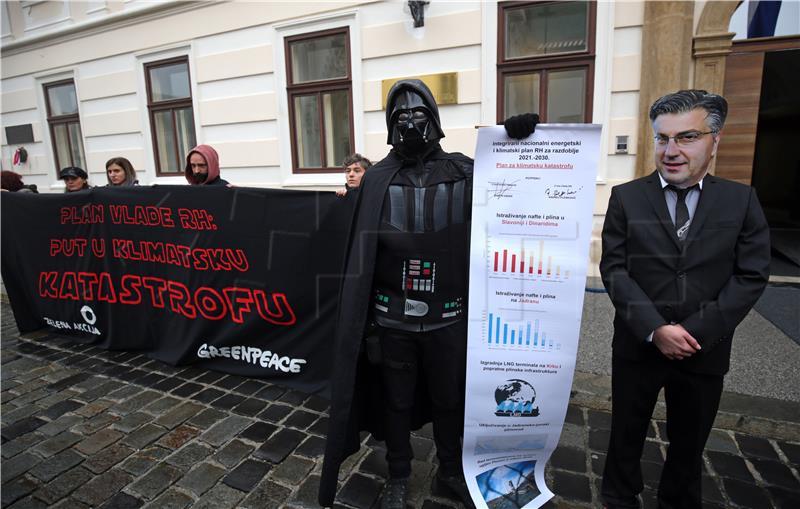 Greenpeace i Zelena Akcija uz pomoć Darth Vadera ispred Vlade RH